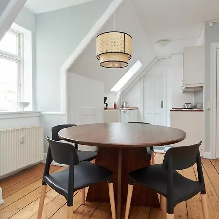 Stylish 5 Person In Vibrant Urban Area Appartement *