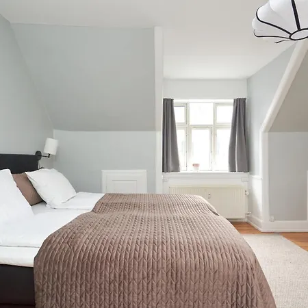 Stylish 5 Person In Vibrant Urban Area Copenhague