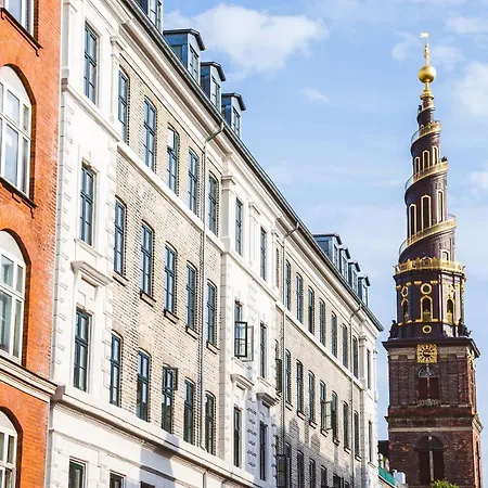 Stylish 5 Person In Vibrant Urban Area Copenhague