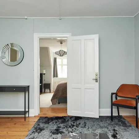 Stylish 5 Person In Vibrant Urban Area