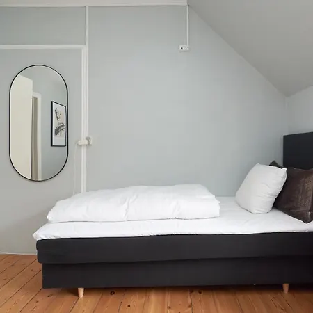 Stylish 5 Person In Vibrant Urban Area Copenhague