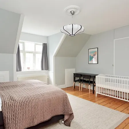 Stylish 5 Person In Vibrant Urban Area Copenhague