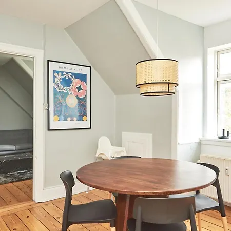 Stylish 5 Person In Vibrant Urban Area Copenhague